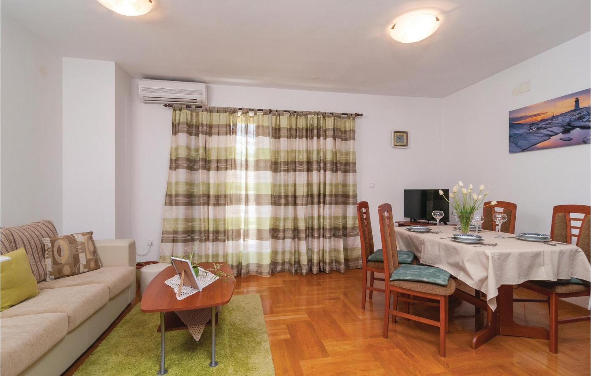 Lovely Apartment In Split With Wifi Extérieur photo